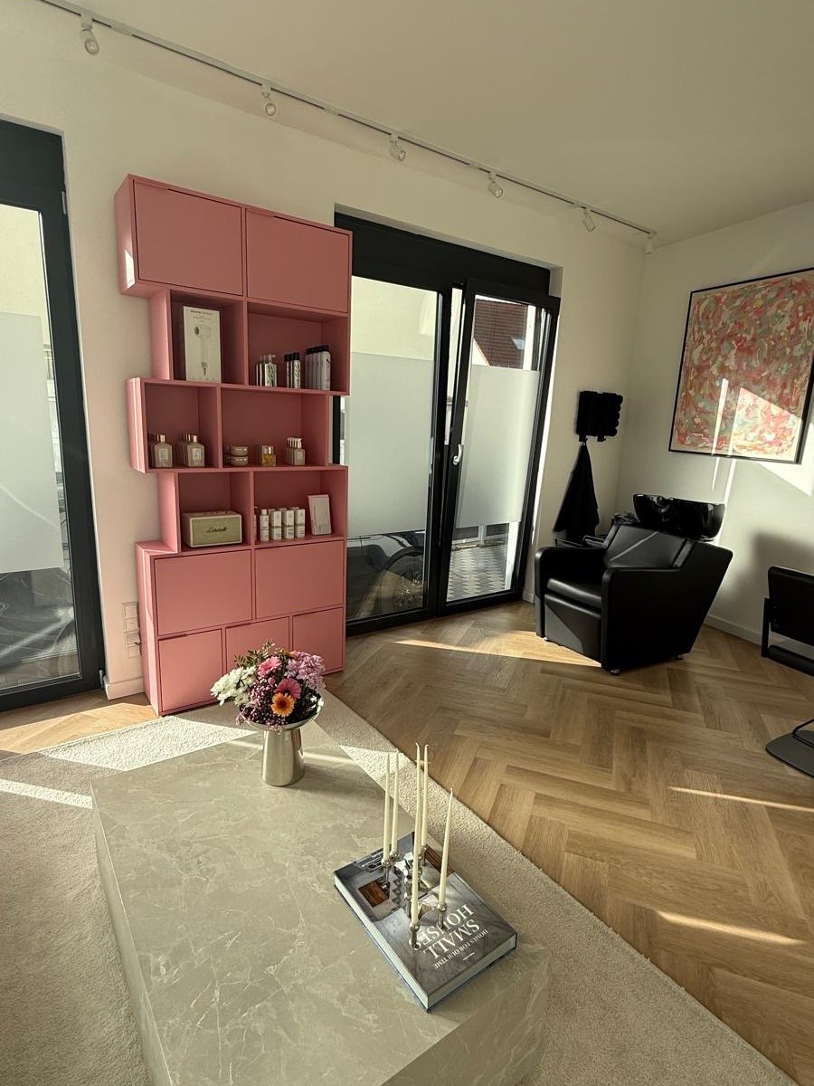 Elegantes Ambiente des Seidenglanz Keratin Ateliers